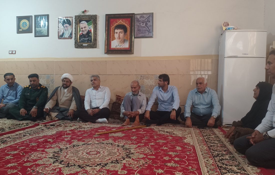 دیدار فرماندار سیریک با خانواده‌های معظم شهدا در هفته دولت